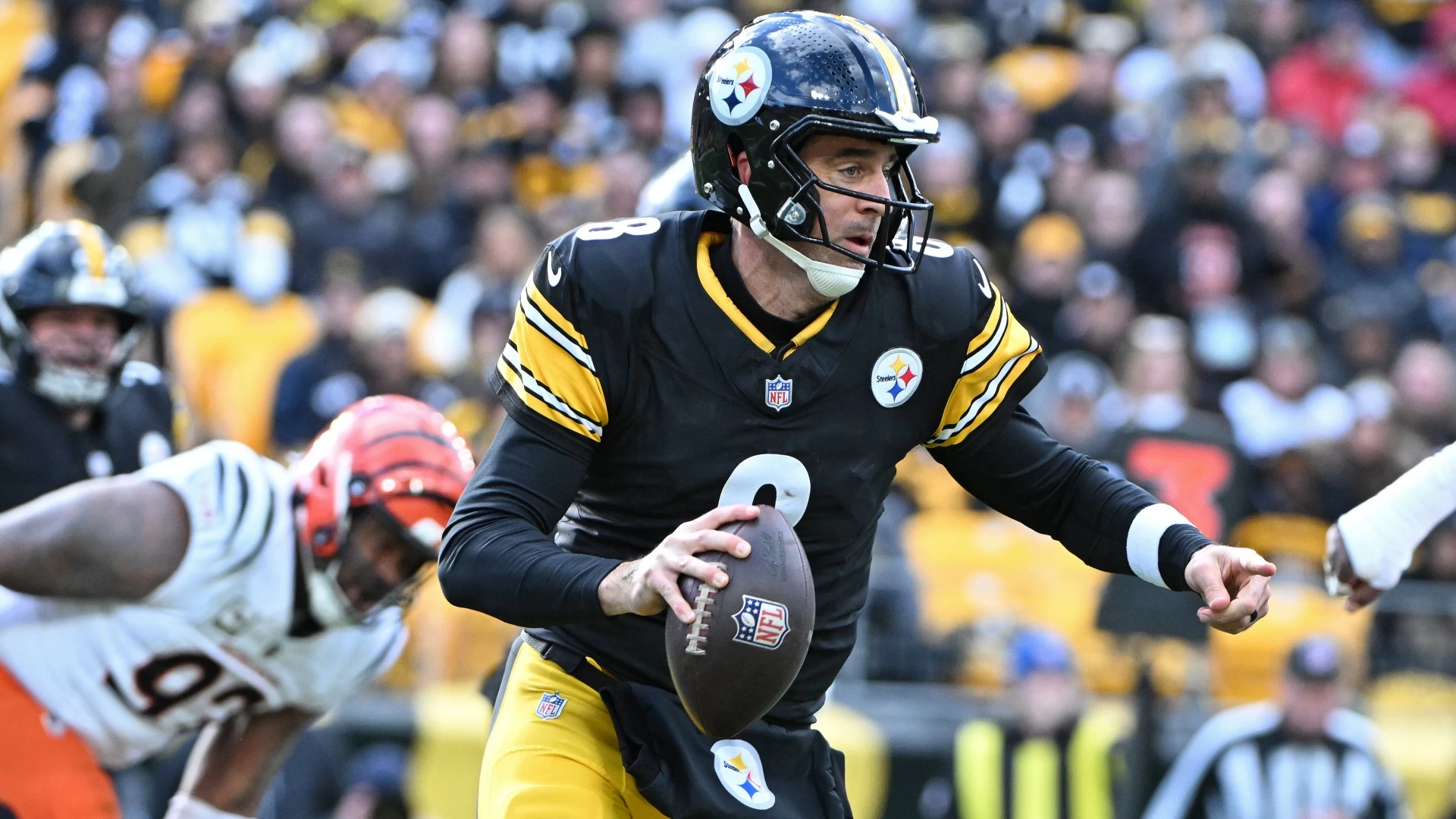 Aaron Rodgers Attempts Return Despite Wrist Injury