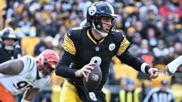 Aaron Rodgers Attempts Return Despite Wrist Injury