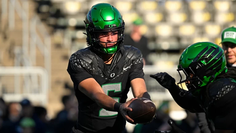 Oregon Triumphs 42-27 to Stay in College Football Playoff Hunt