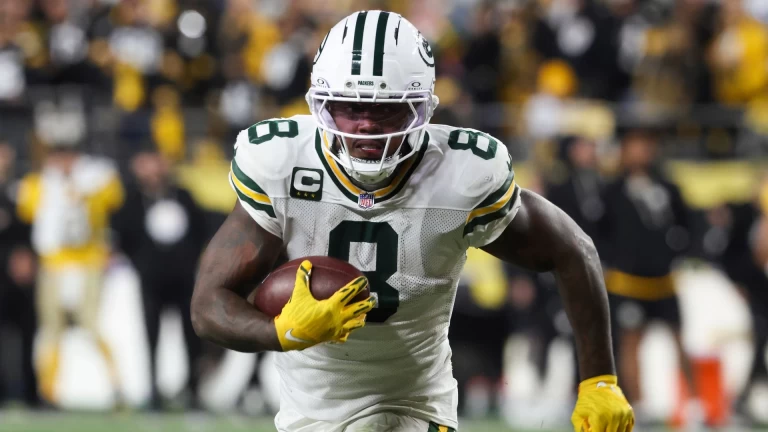 Chilly Lambeau Showdown: Bears vs. Packers in NFC North Clash