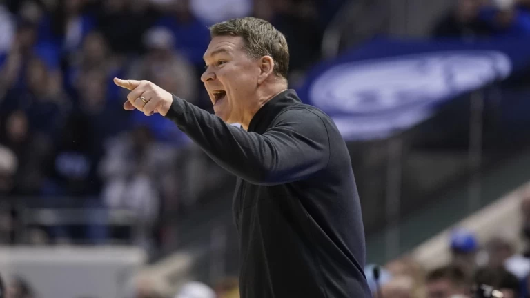 Jim Calhoun on Arizona's Dominance & Strategy in Basketball