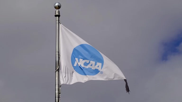 Decline of 4-Year Seniors in College Basketball Era