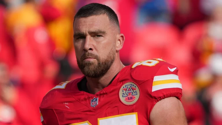 Travis Kelce to Re-Sign with Kansas City Chiefs on 1-Year Deal