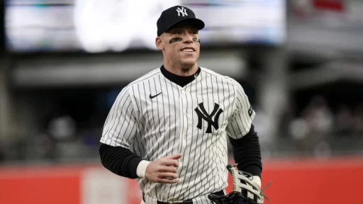 Carton Has Playful Discussion with Yankee Fans in Studio Latest Video Thumbnail