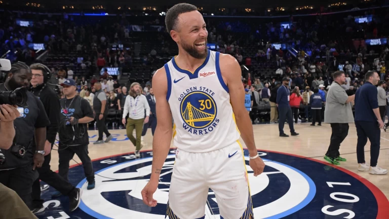 Warriors Dominate Clippers: Curry's Stellar Second Half Shines