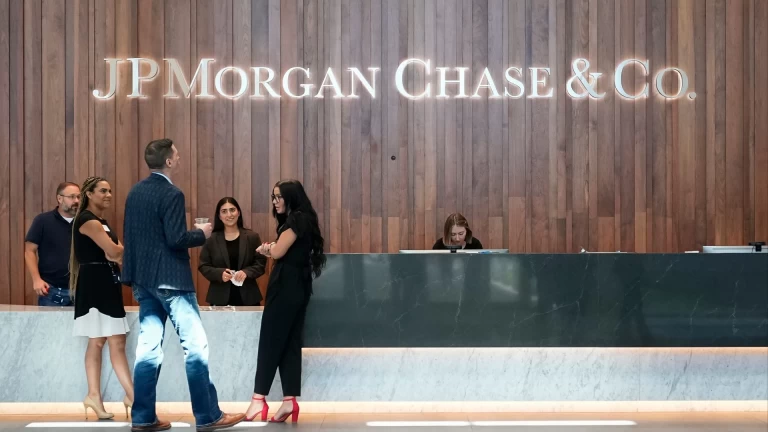 Female JPMorgan Executive Caught in Scandal with Assistant