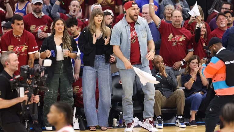 Taylor Swift Caught Mixing Sports Allegiances at Game