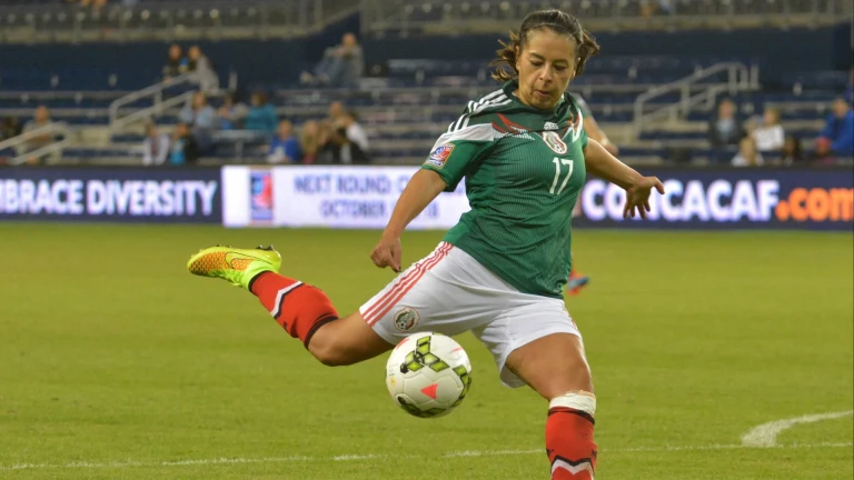 Inspiring Soccer Dreams: A Bilingual Children's Book