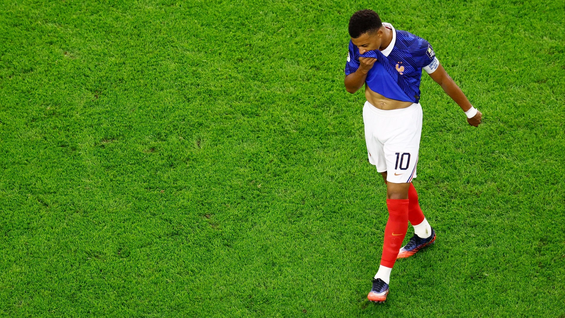 Natural Grass Controversy: NFL Turf vs. World Cup Pitches