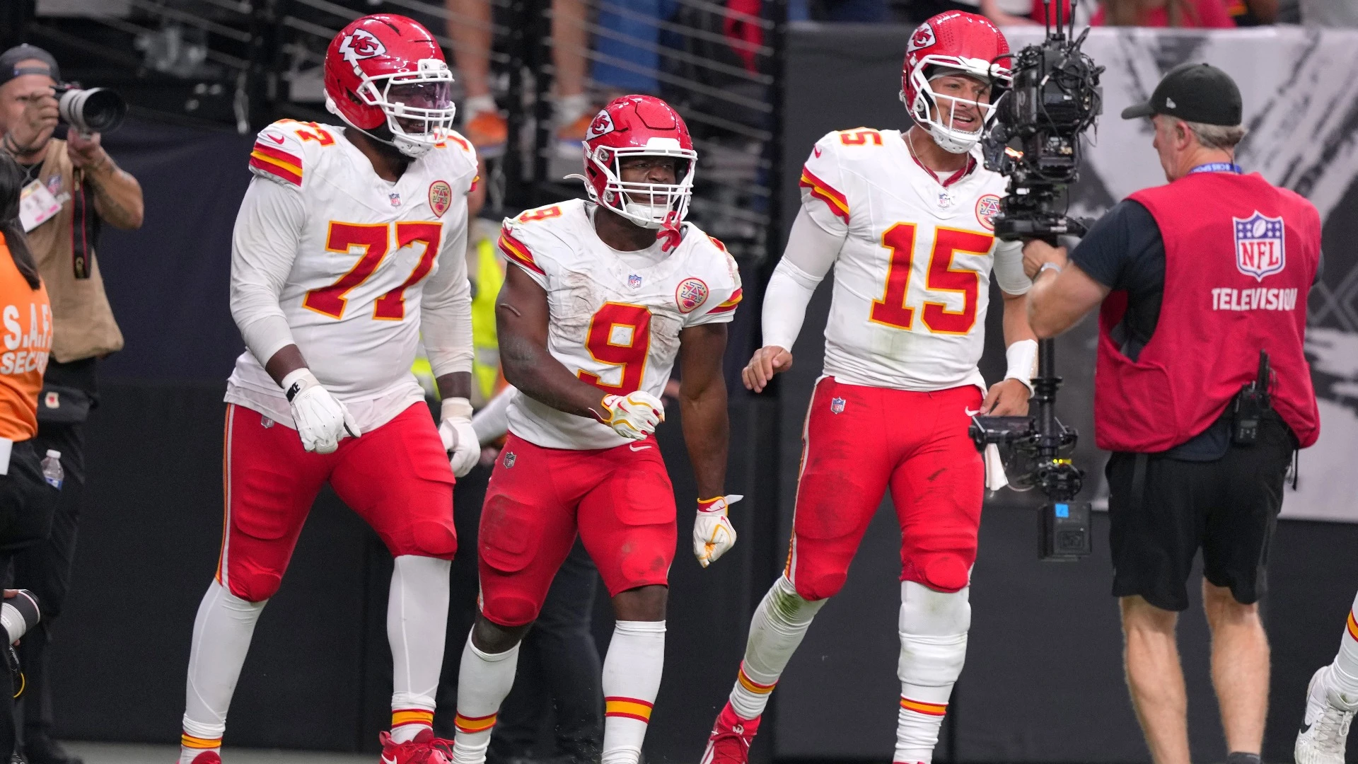 Chiefs Edge Raiders in Thrilling AFC West Showdown