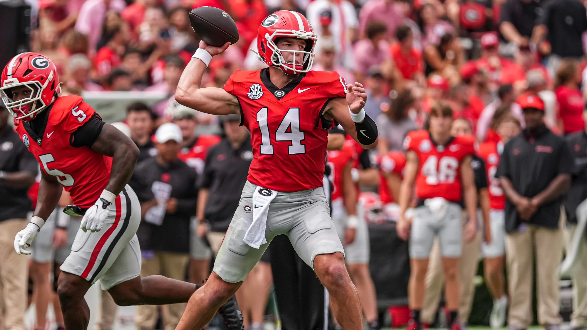 SEC Showdown: Georgia vs. Alabama - A Tense College Game
