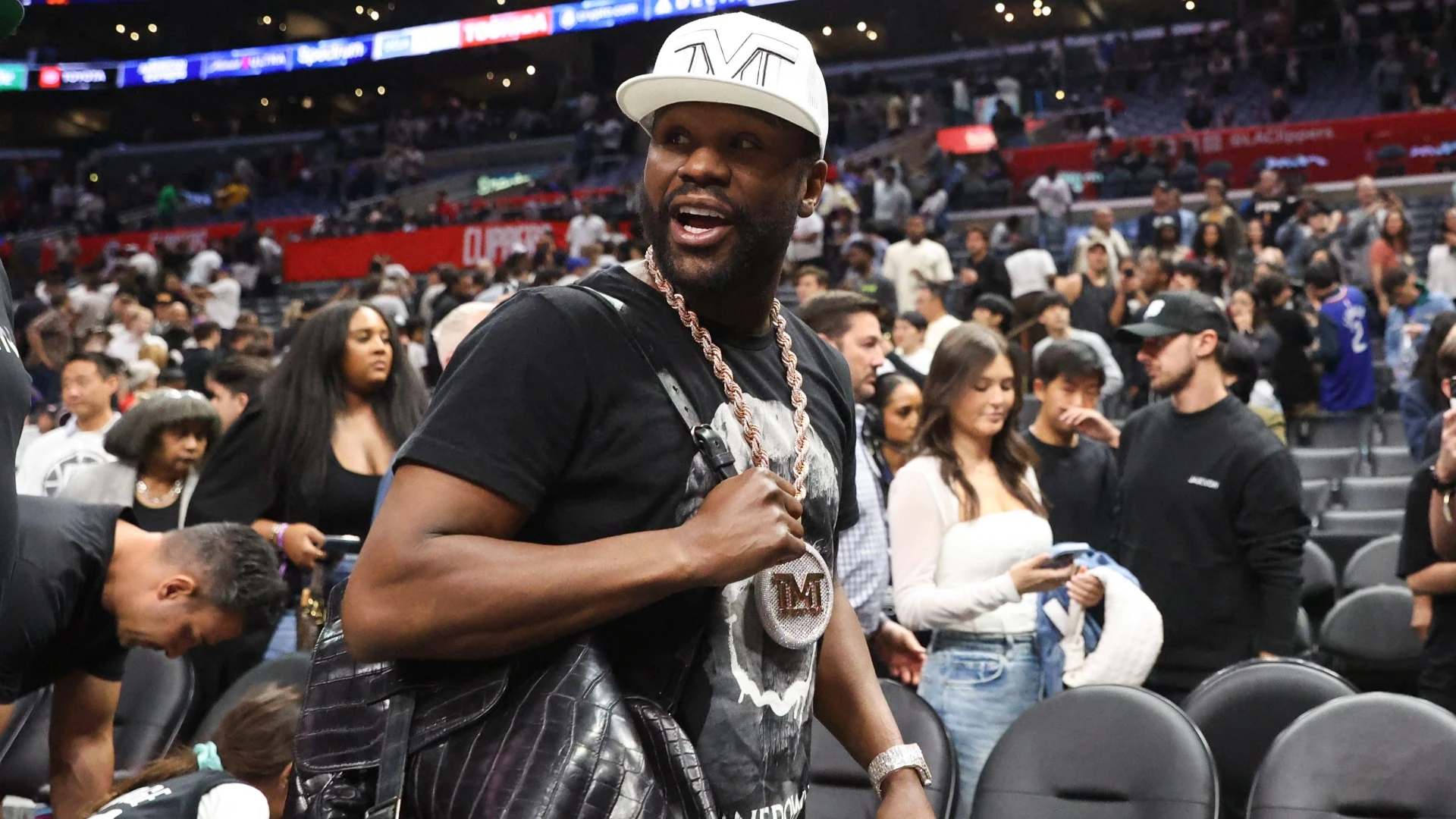 Floyd Mayweather Claims $500 Million Was Stolen From Him