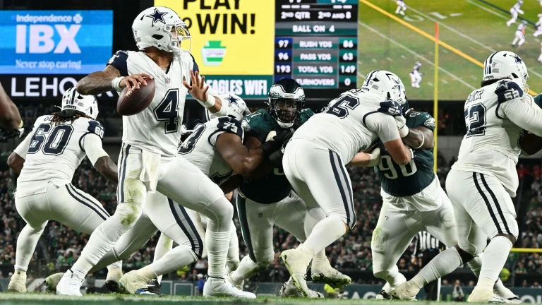 Cowboys Beat Eagles as Dak Prescott Backs Schottenheimer