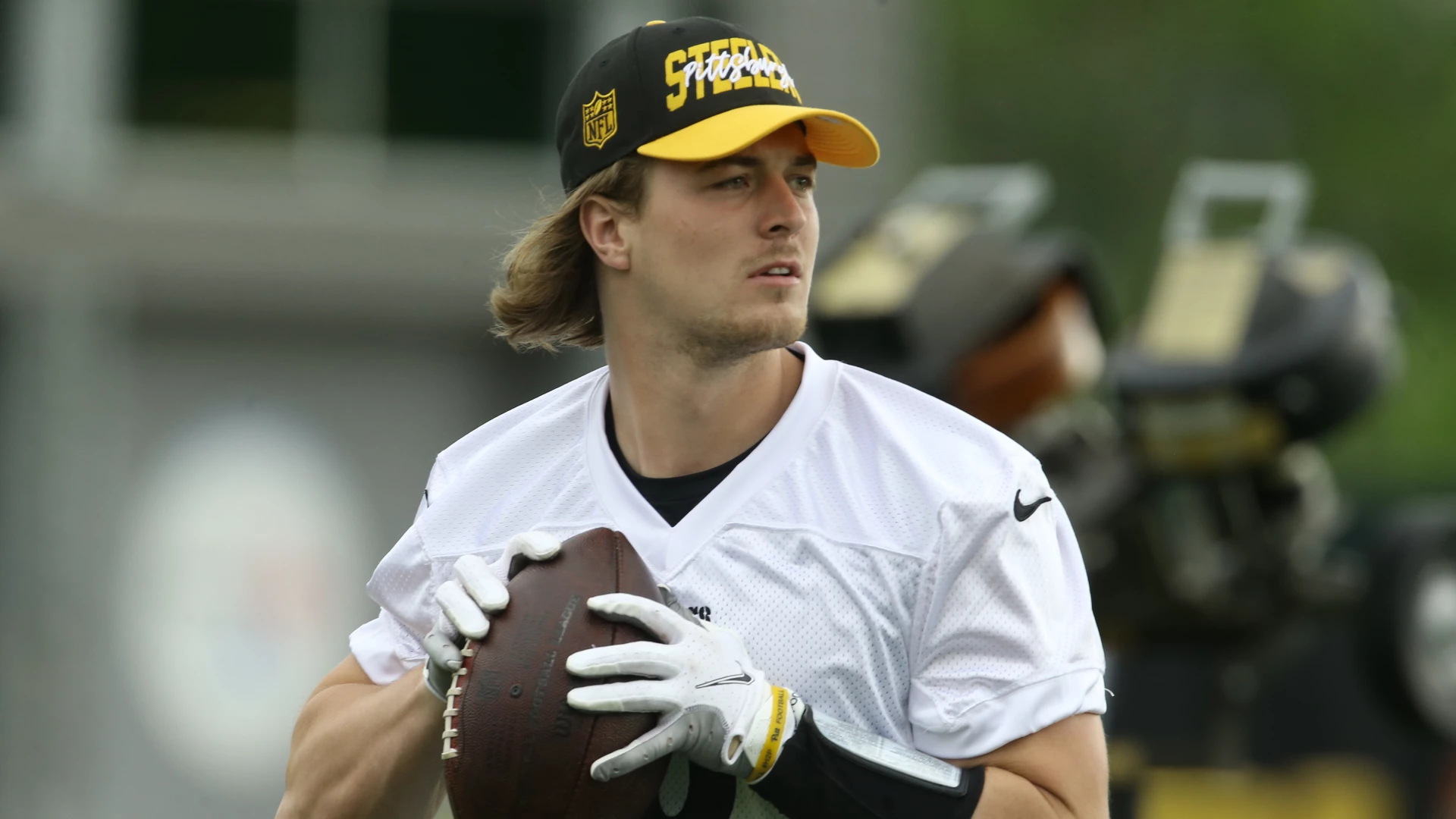 Kenny Pickett (+500) Sits Atop Offensive Rookie of the Year Odds