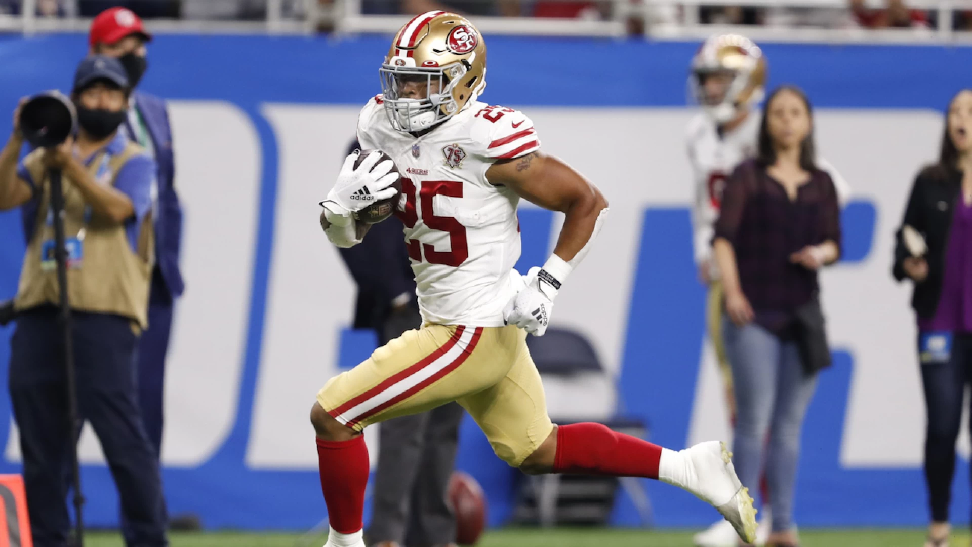 NFL Divisional Round Sunday DFS Preview: Don't Let Elijah Mitchell Get Left Out In The Dark!