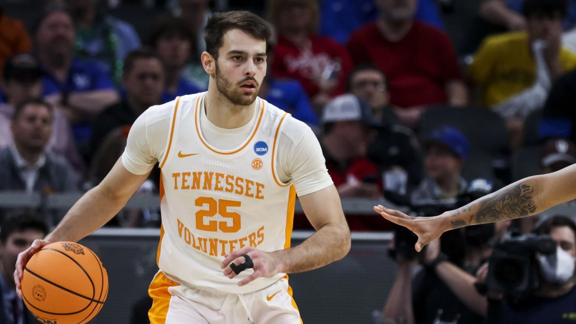 #12 Tennessee Blows Out Arkansas On Senior Night