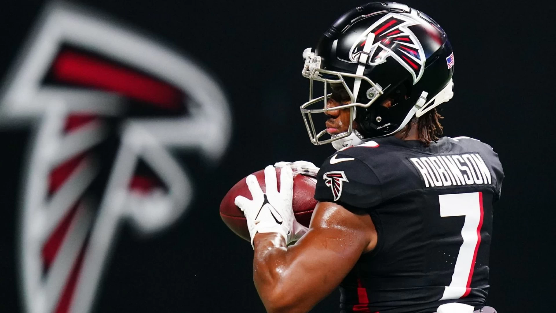 Bijan Robinson vs. Nick Chubb: Is the Price Difference Worth It?