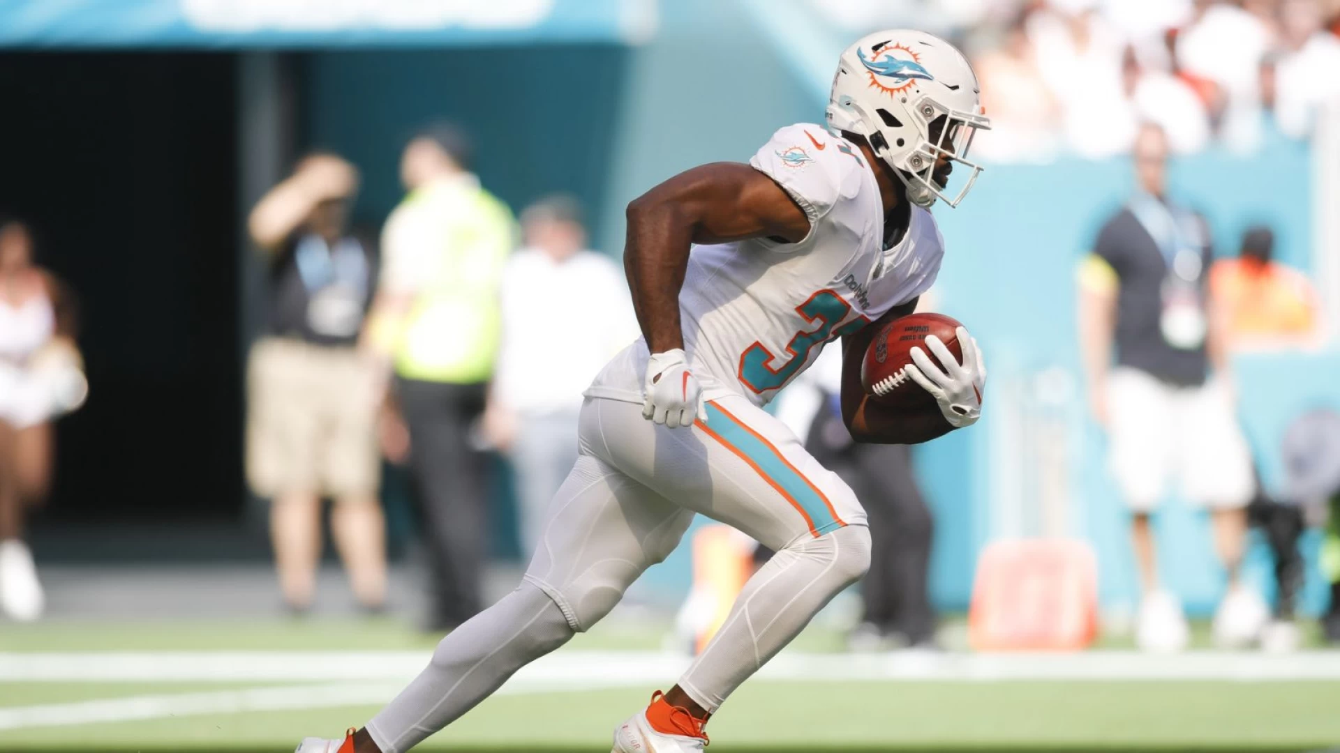 Raheem Mostert's Dominant Performance Leads Dolphins to Win