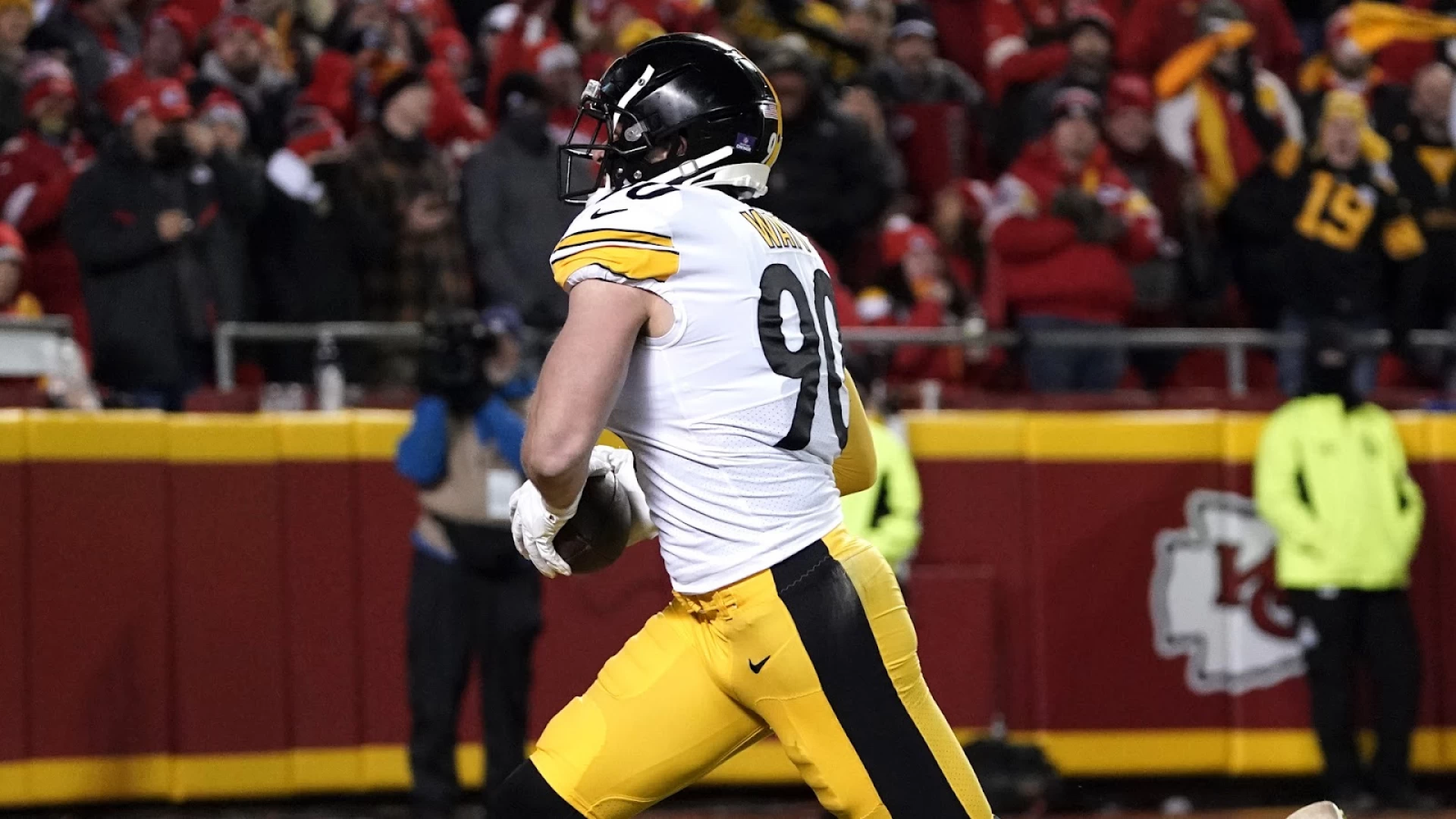 Steelers' Defense Shines as Browns Face QB Challenges