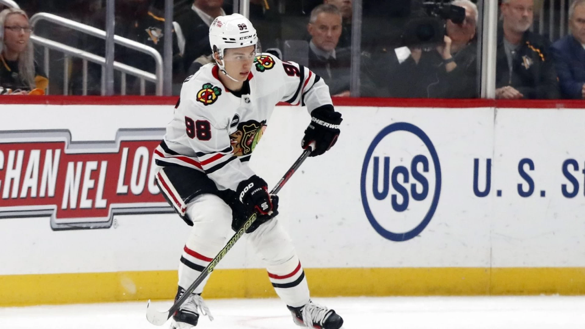 Canucks Aim to Extend Win Streak Against Blackhawks