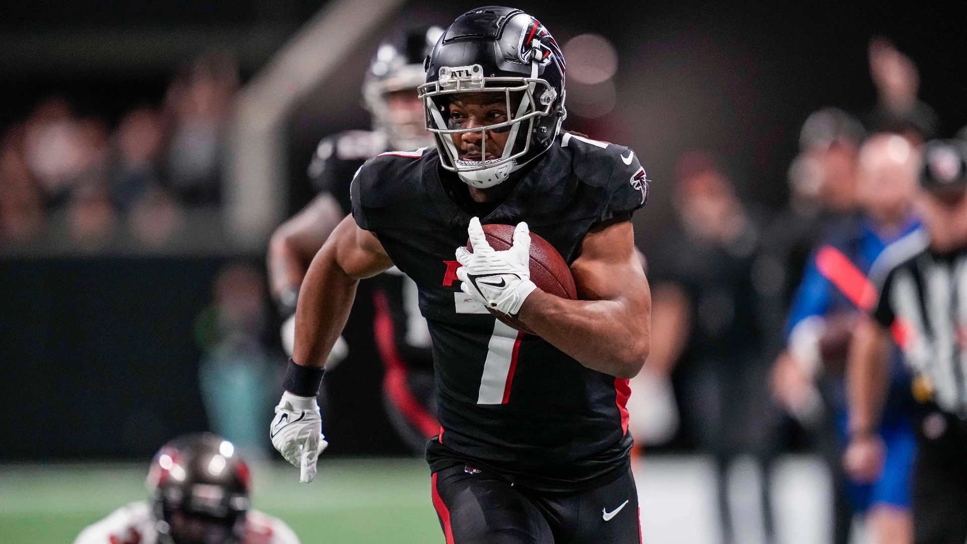 Bijan Robinson vs. Breece Hall: Who Tops Fantasy Drafts?