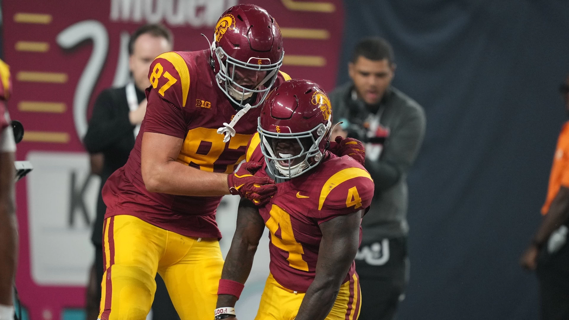 USC Triumphs Over LSU in Thrilling College Football Opener