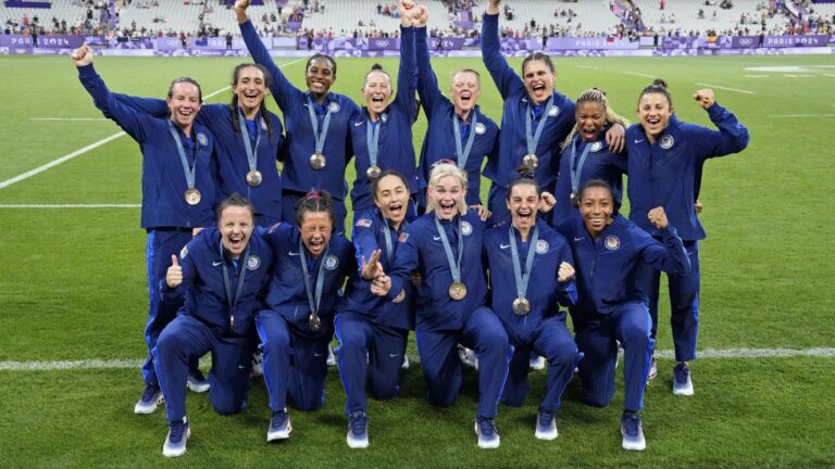 22) Ilona Maher, Kayla Canett, Lauren Doyle, Alev Kelter, Kristi Kirshe, Sarah Levy, Alena Olsen, Ariana Ramsey, Steph Rovetti, Alex Sedrick, Sammy Sullivan, Naya Tapper | BRONZE Medal