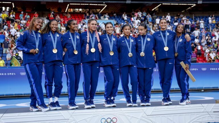 114) Korbin Albert, Croix Bethune, Samantha Coffey, Tierna Davidson, Crystal Dunn, Emily Fox, Naomi Girma, Lindsey Horan, Casey Krueger, Rose Lavelle, Casey Murphy, Alyssa Naeher, Jenna Nighswonger, Trinity Rodman, Emily Sams, Jaedyn Shaw, Sophia Smith, Emily Sonnett, Mallory Swanson, Lynn Williams | GOLD Medal