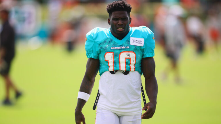 Tyreek Hill OVER 97.5 Receiving Yards (-114)