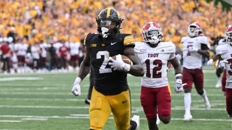 IOWA HAWKEYES (2-1, 0-0)