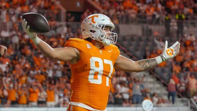 No. 6 Tennessee Volunteers (-6.5) vs. No. 15 Oklahoma Sooners