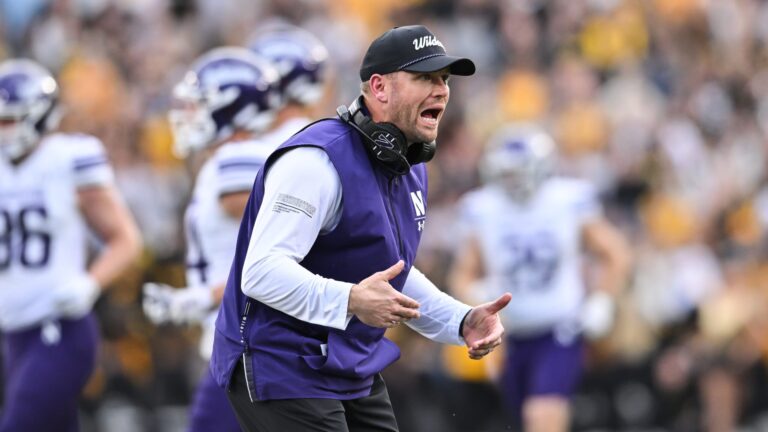 NORTHWESTERN WILDCATS (3-5, 1-4)