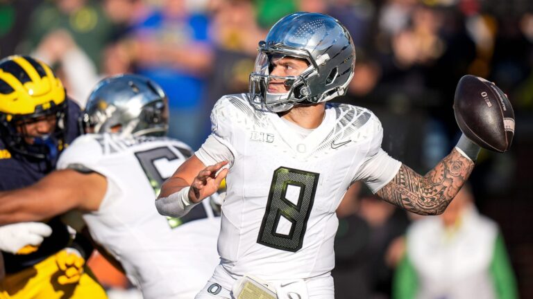 Oregon Ducks (9-0)