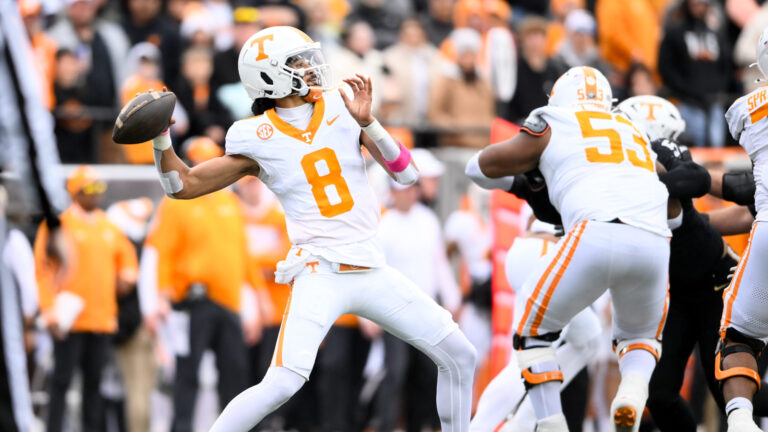 3) Tennessee Volunteers (10-2)