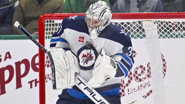 Connor Hellebuyck (G)