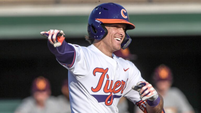 13) Clemson Tigers