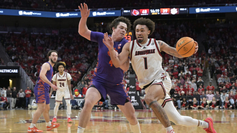 3) Louisville Cardinals