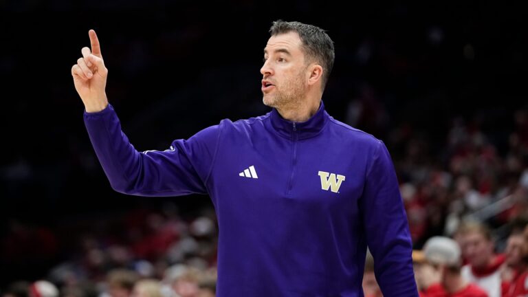 6) Washington Huskies