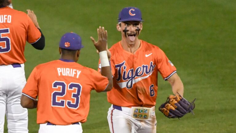 4) Clemson Tigers