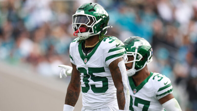 35. Jalen Mills, S