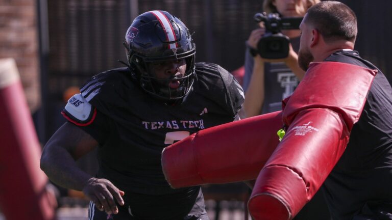 22) Lee Hunter, Defensive Tackle