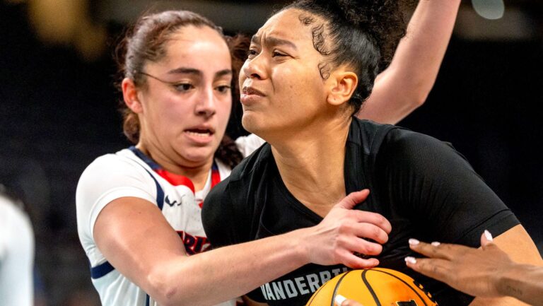 54. Paulina Paris (Basketball)