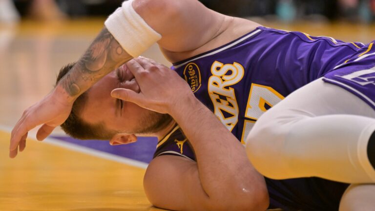 1. Los Angeles Lakers (33-21)