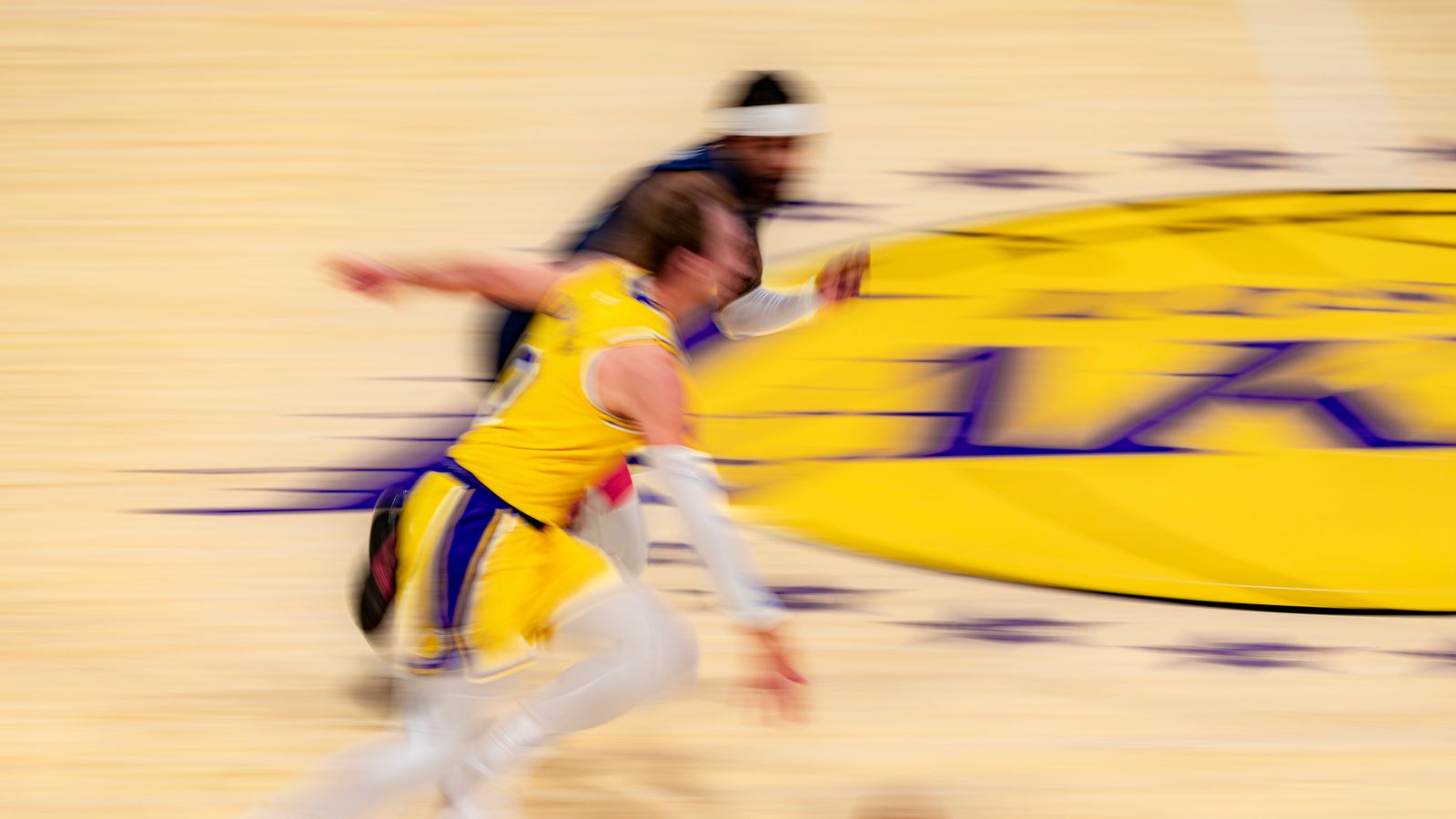 Luke Kennard Probes the Defense at Crypto.com Arena