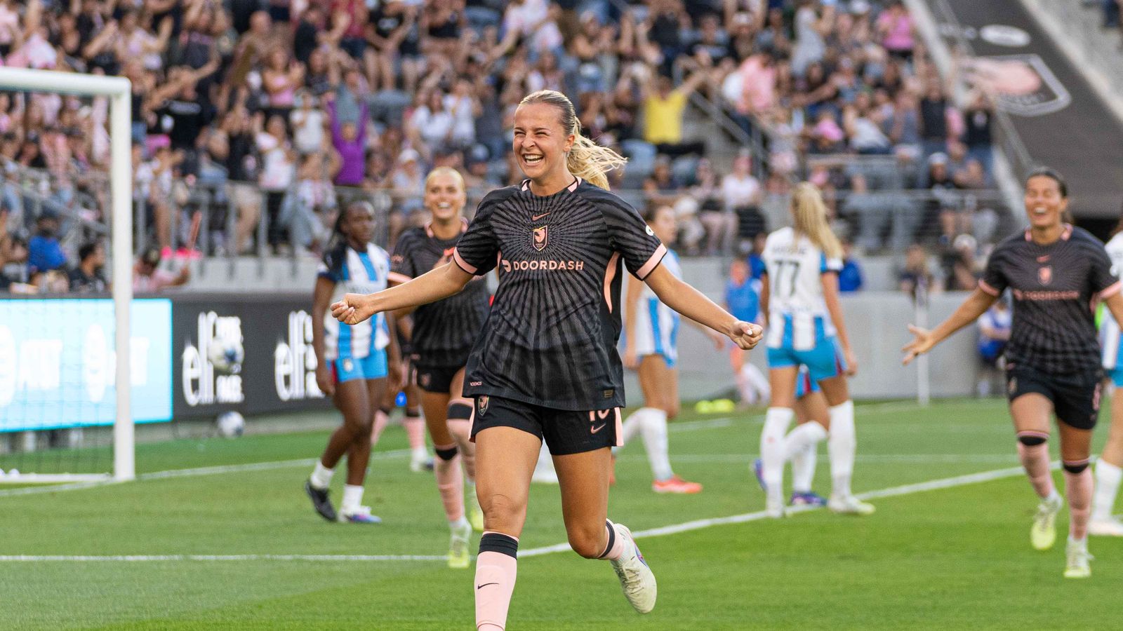 Angel City FC defender Evelyn Shores