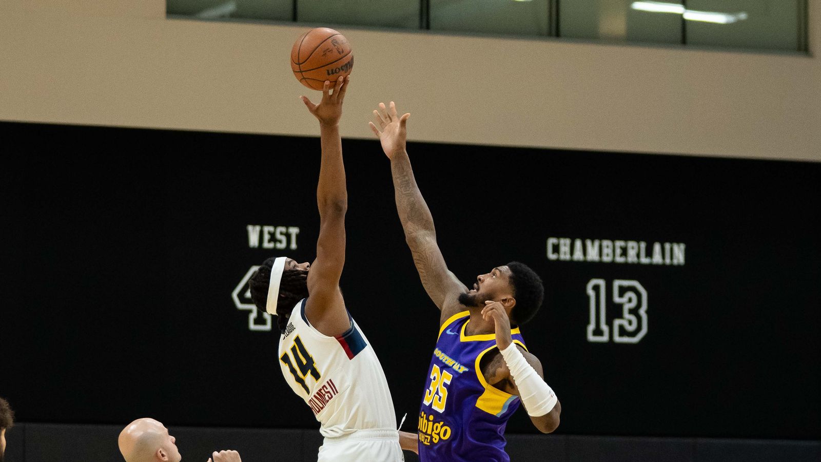South Bay Lakers center Malik Williams
