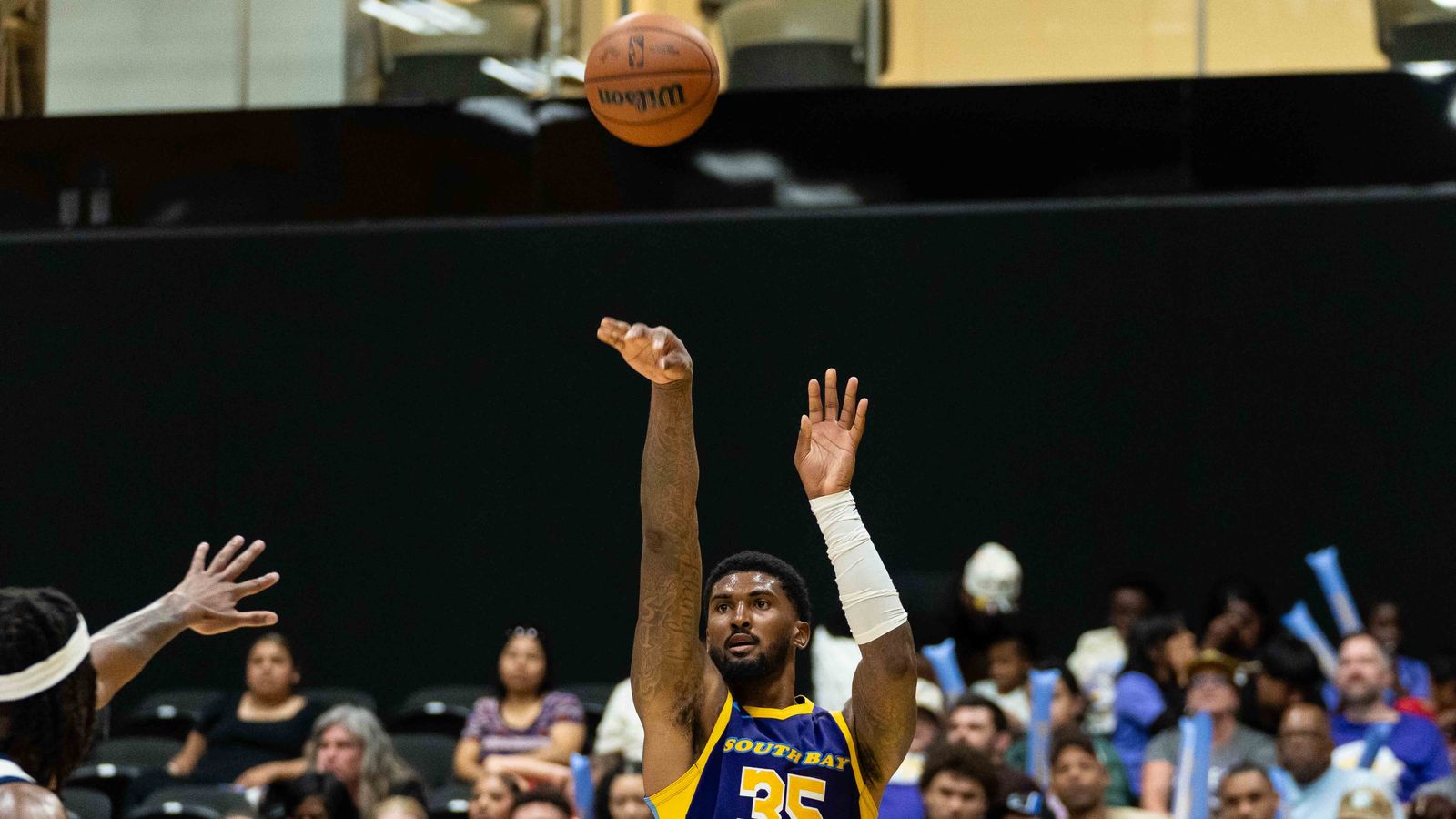 Malik Williams shoots