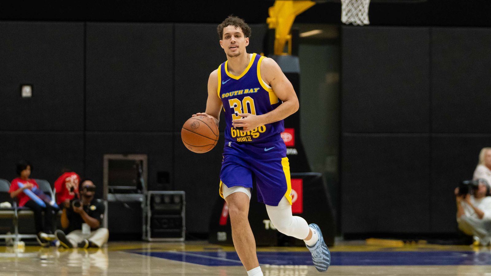 South Bay Lakers guard Chris Manon