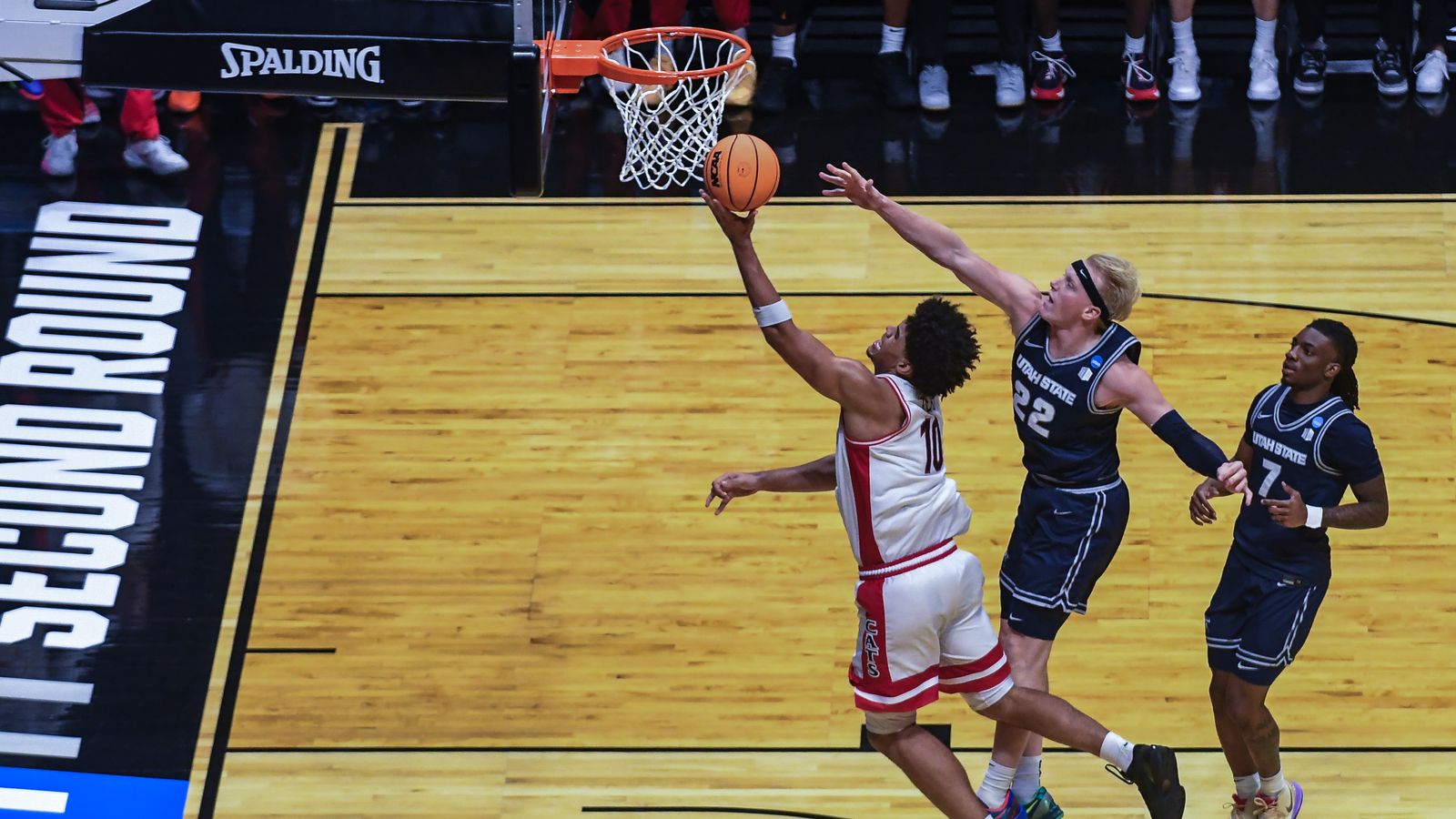 Arizona forward Koa Peat (10) makes a running layup during an NCAA East Region second round game against  Utah State  Sunday March 22, 2026 in  San Diego, California.