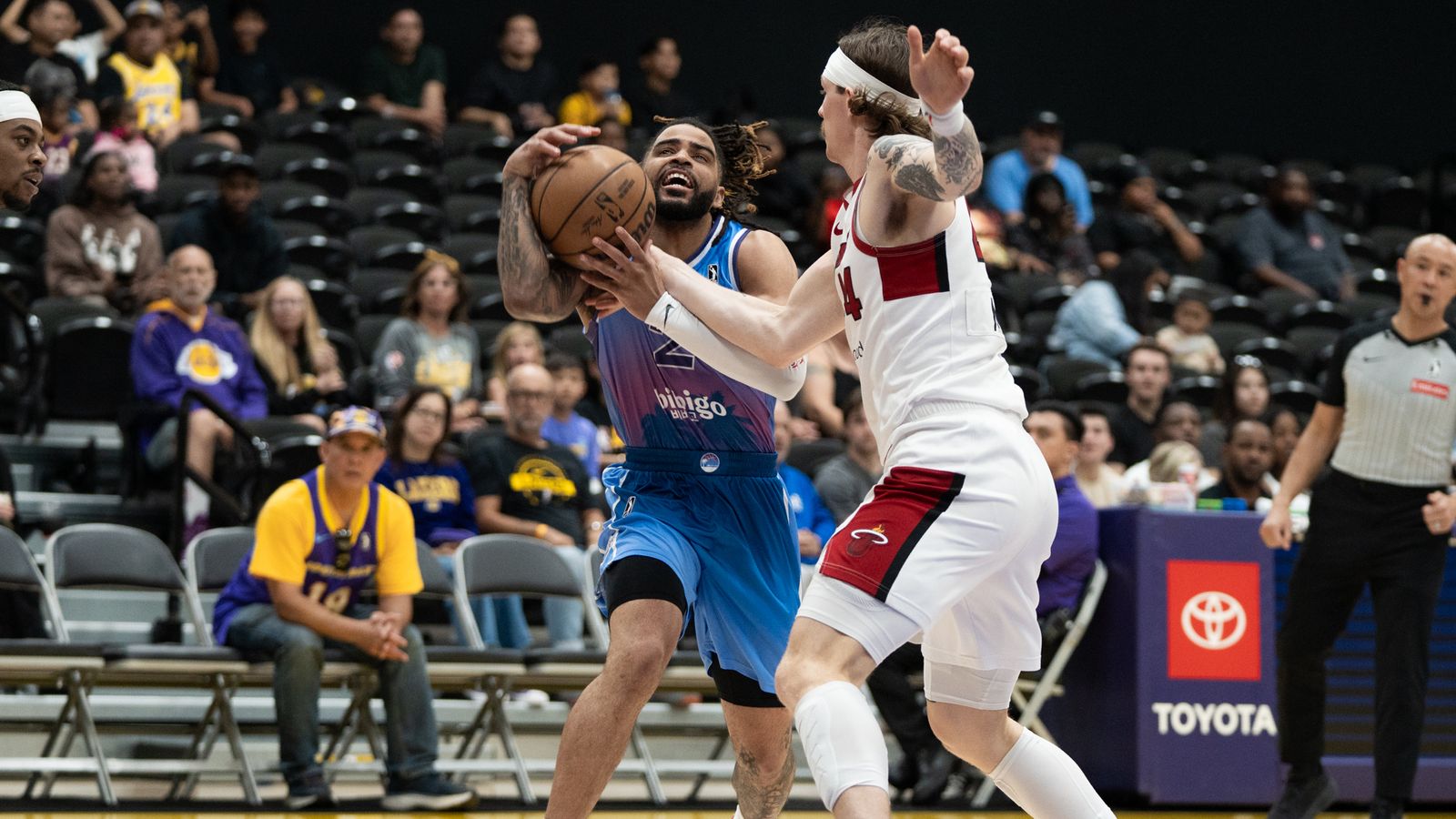 South Bay Lakers guard RJ Davis (2) attacks the rim